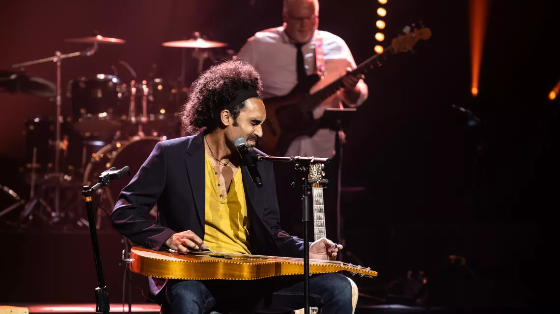 Une fête annuelle qui célèbre cette année ses 40 ans et qui est devenue l’événement culturel le plus fréquenté de l’année. La fête de toutes les musiques sur Réunion la 1ère c’est du 21 au 24 juin. Cette fête est à l’image de la place de la musique dans nos vies, spontanée, vivante, omniprésente. Réunion la 1ère marque une nouvelle fois son indéfectible attachement à la musique en réaffirmant son soutien à cette manifestation fédératrice et populaire, qui fête cette année ses 40 ans avec un planning riche e