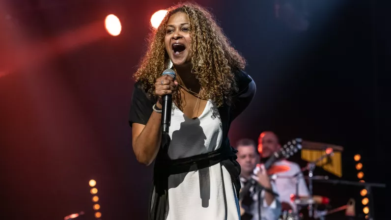 Une fête annuelle qui célèbre cette année ses 40 ans et qui est devenue l’événement culturel le plus fréquenté de l’année. La fête de toutes les musiques sur Réunion la 1ère c’est du 21 au 24 juin. Cette fête est à l’image de la place de la musique dans nos vies, spontanée, vivante, omniprésente. Réunion la 1ère marque une nouvelle fois son indéfectible attachement à la musique en réaffirmant son soutien à cette manifestation fédératrice et populaire, qui fête cette année ses 40 ans avec un planning riche e