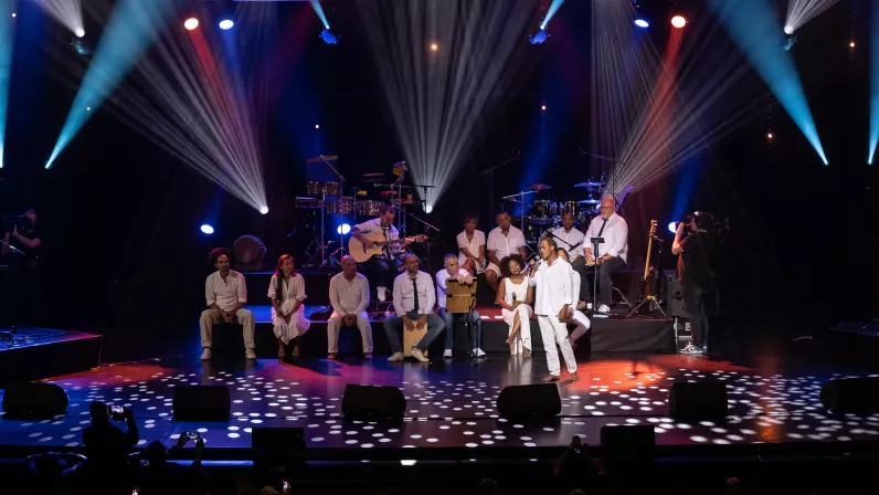 Une fête annuelle qui célèbre cette année ses 40 ans et qui est devenue l’événement culturel le plus fréquenté de l’année. La fête de toutes les musiques sur Réunion la 1ère c’est du 21 au 24 juin. Cette fête est à l’image de la place de la musique dans nos vies, spontanée, vivante, omniprésente. Réunion la 1ère marque une nouvelle fois son indéfectible attachement à la musique en réaffirmant son soutien à cette manifestation fédératrice et populaire, qui fête cette année ses 40 ans avec un planning riche e