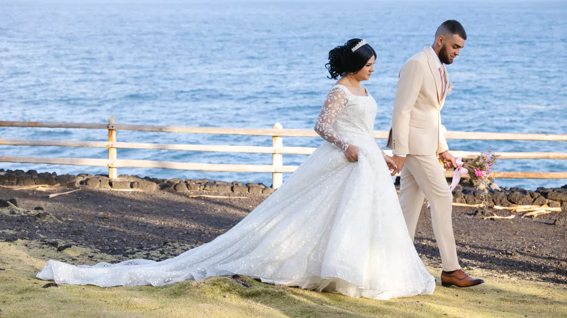 Mariage 4 : Jackie & Julien Jacky et Julien s’unissent du côté de Saint-Philippe dans la pure tradition créole. C’est entouré de leur famille qui a vu grandir leur amour et qui a œuvré pour qu’ils aient le mariage de leur rêve que nos tourtereaux se disent oui