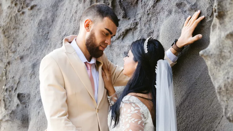 Mariage 4 : Jackie & Julien Jacky et Julien s’unissent du côté de Saint-Philippe dans la pure tradition créole. C’est entouré de leur famille qui a vu grandir leur amour et qui a œuvré pour qu’ils aient le mariage de leur rêve que nos tourtereaux se disent oui