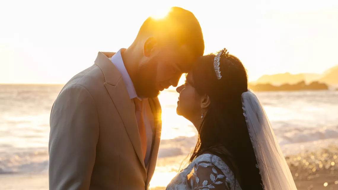 Mariage 4 : Jackie & Julien Jacky et Julien s’unissent du côté de Saint-Philippe dans la pure tradition créole. C’est entouré de leur famille qui a vu grandir leur amour et qui a œuvré pour qu’ils aient le mariage de leur rêve que nos tourtereaux se disent oui