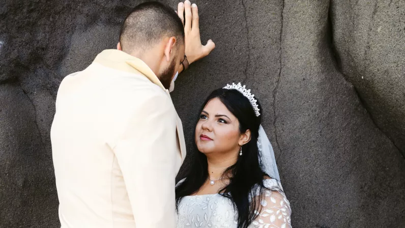 Mariage 4 : Jackie & Julien Jacky et Julien s’unissent du côté de Saint-Philippe dans la pure tradition créole. C’est entouré de leur famille qui a vu grandir leur amour et qui a œuvré pour qu’ils aient le mariage de leur rêve que nos tourtereaux se disent oui