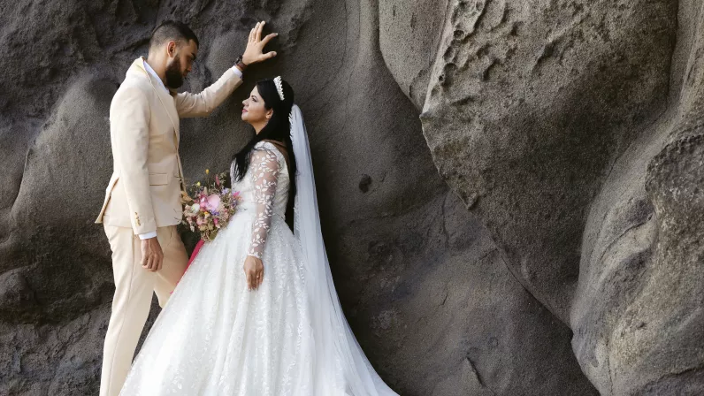 Mariage 4 : Jackie & Julien Jacky et Julien s’unissent du côté de Saint-Philippe dans la pure tradition créole. C’est entouré de leur famille qui a vu grandir leur amour et qui a œuvré pour qu’ils aient le mariage de leur rêve que nos tourtereaux se disent oui