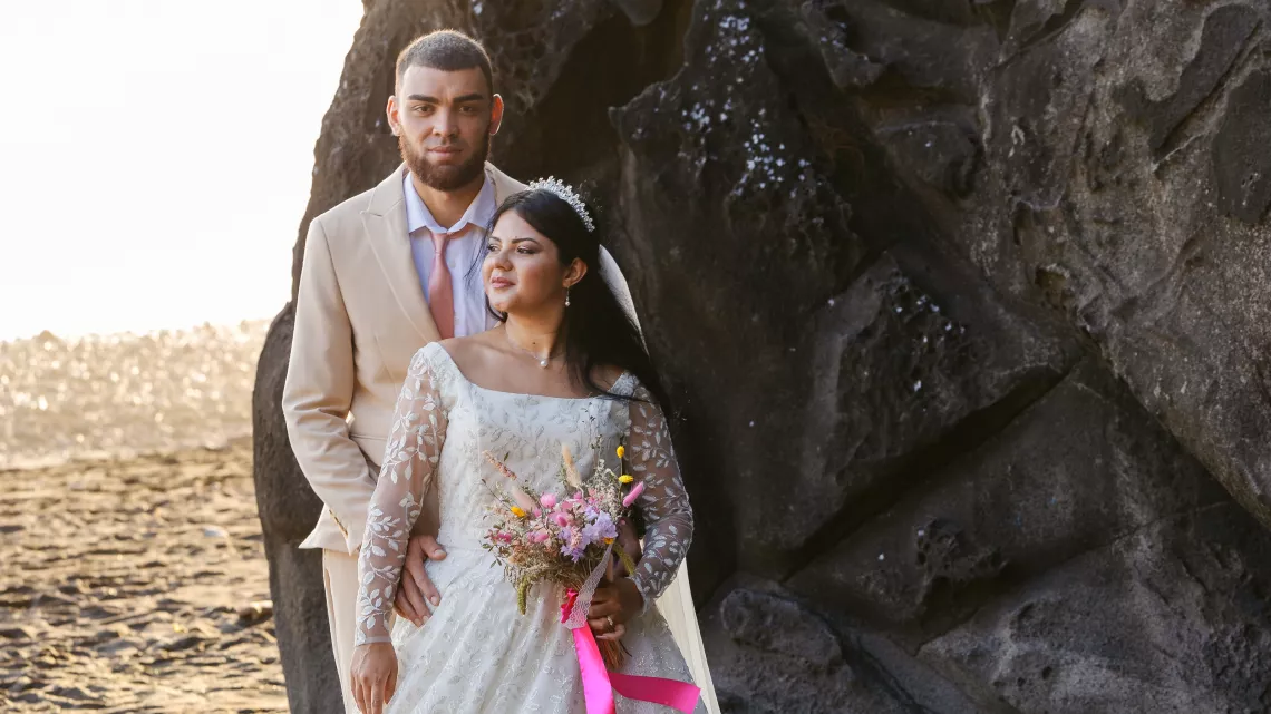 Mariage 4 : Jackie & Julien Jacky et Julien s’unissent du côté de Saint-Philippe dans la pure tradition créole. C’est entouré de leur famille qui a vu grandir leur amour et qui a œuvré pour qu’ils aient le mariage de leur rêve que nos tourtereaux se disent oui