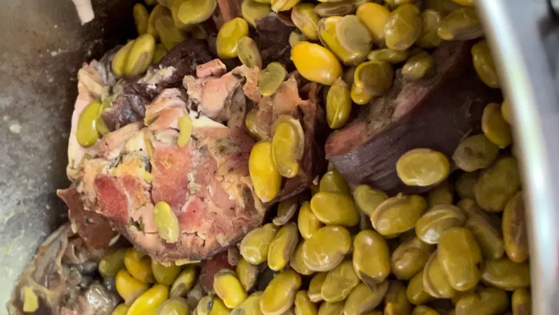 KALOU PILON / Saison 3 EPISODE 5 : Cette semaine, Lucay nous invite à manger du côté de St Joseph et les bons produits péi sont au rendez-vous. Il met à  l’honneur le zandouille péi, un des emblèmes de la charcuterie Réunionnaise, à déguster sous différentes recettes.