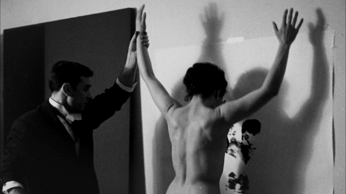 KA8-Yves Klein réalisant une anthropométrie avec Elena dans son atelier Yves Klein © Succession Yves Klein c/o ADAGP