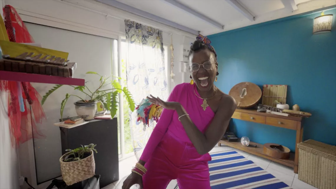Et si le maloya, la musique emblématique de La Réunion, se conjuguait au féminin ? Au gré de quatre portraits croisés, depuis leur île, les artistes Nathalie Natiembé, Christine Salem, Kaloune et Dilo (Eat My Butterfly), quatre héroïnes, quatre femmes charismatiques et libres, font bouger les lignes de la musique et celles de de la société créol