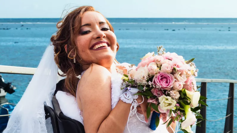 Rocaya a suivi pour nous tous les préparatifs : la carte du menu, la décoration, le choix de la robe de la mariée ou du costume du marié, le passage chez le coiffeur jusqu’à l’échange des vœux de mariage suivi de la soirée du plus beau jour de leur vie.  Elle ouvre la 1ère cérémonie avec un couple en situation de handicap :  Flavie et Éric