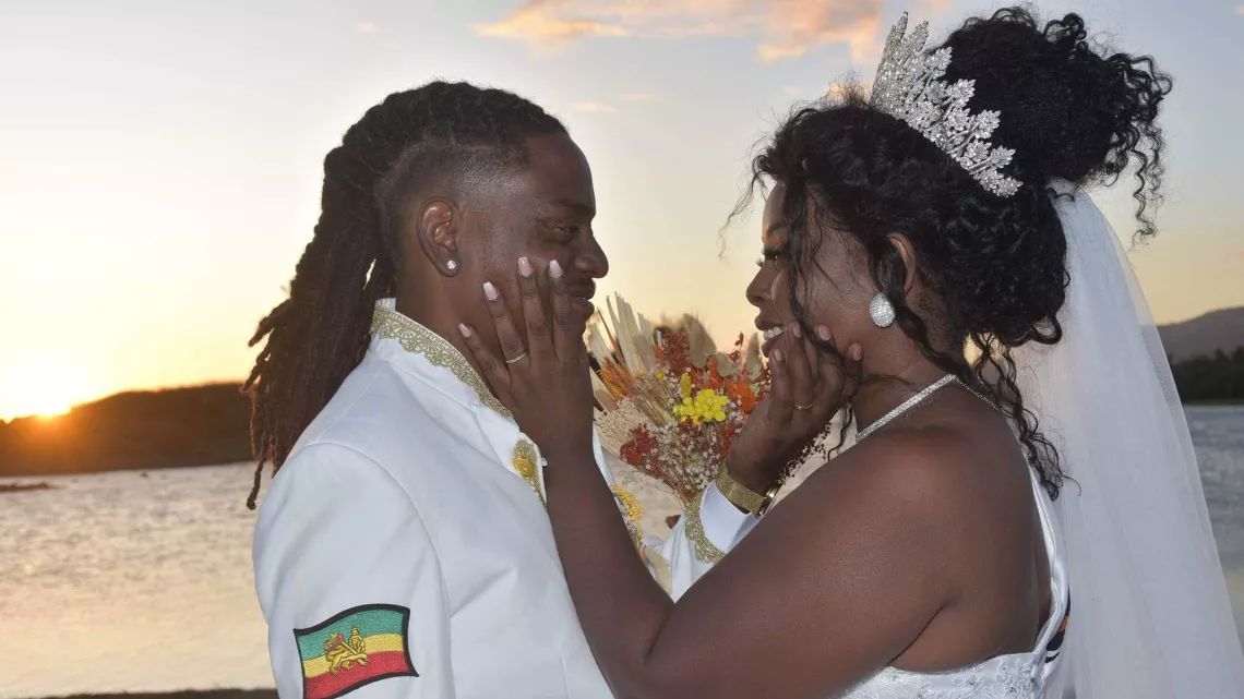 LAMOUR LE DOU SAISON 11 EP.2  Saquilla et Christophe. Le moins que l’on puisse dire c’est que la vie n’a pas été tendre avec Saquilla 37 ans et Christophe 39 ans. C’est l’amour est venu panser les plaies de l’adolescence de nos deux tourtereaux. Trois enfants sont venus cimenter leur relation de 21 ans qui se concrétise par un mariage du côté de Saint-Louis. 