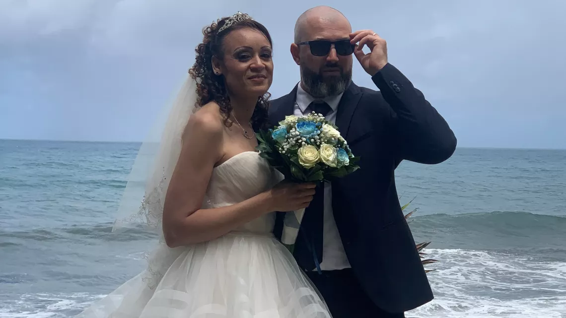  LAMOUR LE DOU SAISON 11 Rocaya a suivi pour nous tous les préparatifs : la carte du menu, la décoration, le choix de la robe de la mariée ou du costume du marié, le passage chez le coiffeur jusqu’à l’échange des vœux de mariage suivi de la soirée du plus beau jour de leur vie. 