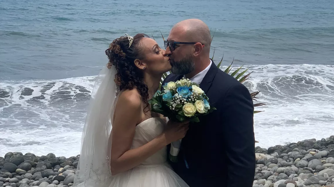  LAMOUR LE DOU SAISON 11 Rocaya a suivi pour nous tous les préparatifs : la carte du menu, la décoration, le choix de la robe de la mariée ou du costume du marié, le passage chez le coiffeur jusqu’à l’échange des vœux de mariage suivi de la soirée du plus beau jour de leur vie. 