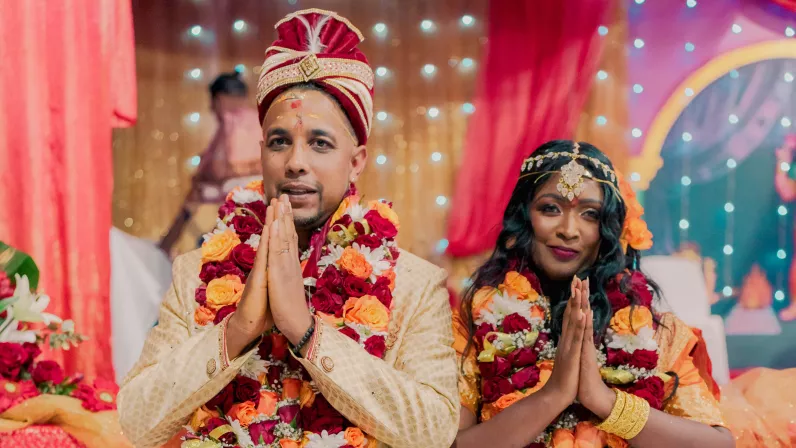 Ce soir, Rocaya nous invite au mariage de  Laurencia et Brice et c'est l’occasion de fêter la Saint-Valentin sous le signe de l'amour, de la passion et du romantisme selon les traditions tamoules. L' émotion est au rendez-vous 