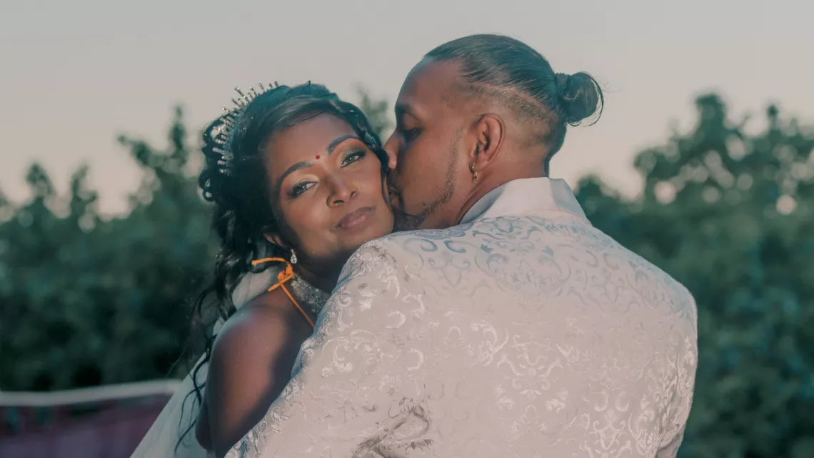 Ce soir, Rocaya nous invite au mariage de  Laurencia et Brice et c'est l’occasion de fêter la Saint-Valentin sous le signe de l'amour, de la passion et du romantisme selon les traditions tamoules. L' émotion est au rendez-vous 