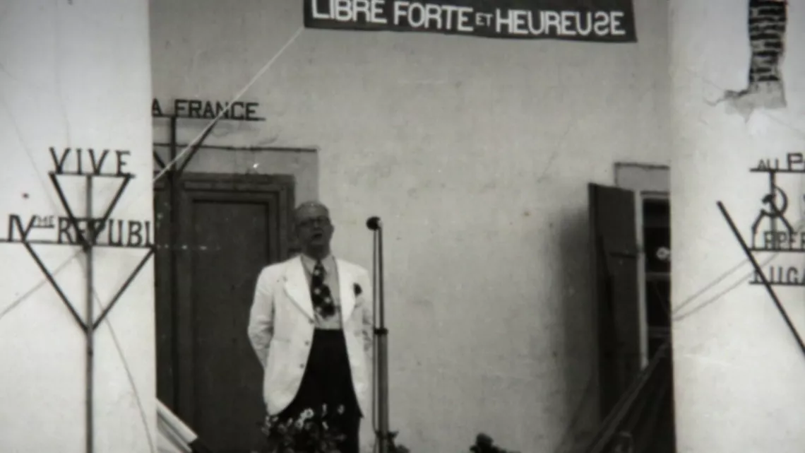 Voilà le récit croisé de l’engagement de deux Réunionnais lancés dans le grand bain de l’Histoire du XXe siècle. Jacques Vergès, l’avocat mondialement connu et Paul Vergès, l’homme politique arrivé, après 40 années de luttes, au sommet du pouvoir à La Réunion. L’engagement militant de l’un servira de boussole et la célébrité de l’autre d’épouvantail.
