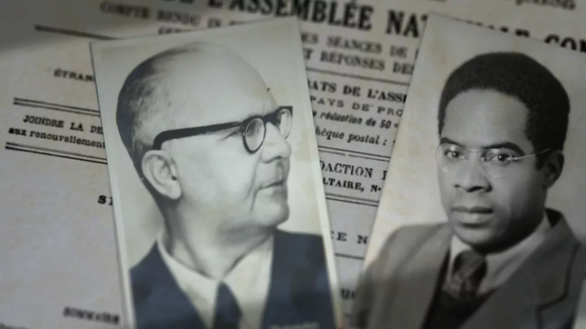 Voilà le récit croisé de l’engagement de deux Réunionnais lancés dans le grand bain de l’Histoire du XXe siècle. Jacques Vergès, l’avocat mondialement connu et Paul Vergès, l’homme politique arrivé, après 40 années de luttes, au sommet du pouvoir à La Réunion. L’engagement militant de l’un servira de boussole et la célébrité de l’autre d’épouvantail.