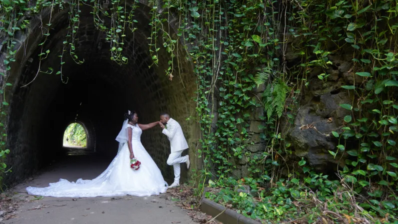 Entre eux, l’évidence s'est imposée comme une promesse d'apaisement. Née d'un échange sur les réseaux sociaux, leur rencontre a mis fin à des années de doutes et de blessures. 