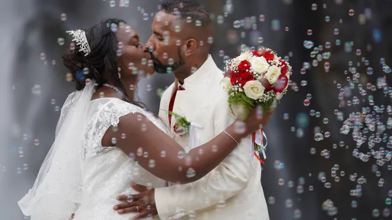 Entre eux, l’évidence s'est imposée comme une promesse d'apaisement. Née d'un échange sur les réseaux sociaux, leur rencontre a mis fin à des années de doutes et de blessures. 