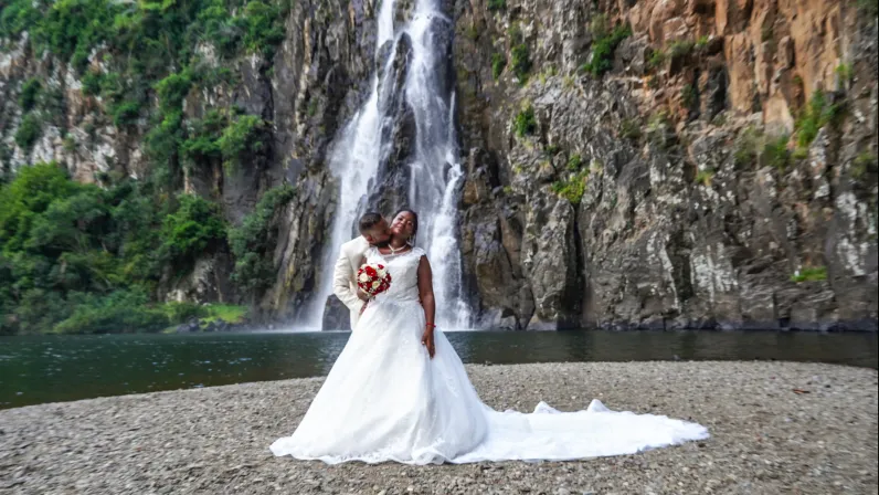 Entre eux, l’évidence s'est imposée comme une promesse d'apaisement. Née d'un échange sur les réseaux sociaux, leur rencontre a mis fin à des années de doutes et de blessures. 