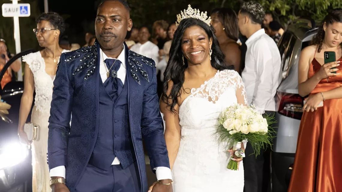 Vendredi 21 février 2025 @Reunionla1ère, Rocaya nous invite au mariage de  Lorinda  etThierry. Pour eux la magie de l’amour a opéré sur le plus beau  balcon de notre île : Le Maïdo  