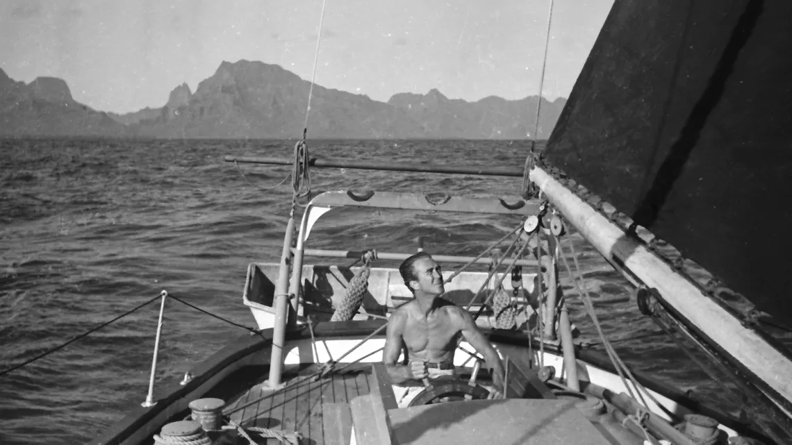 Robbie sur le Varua, son bateau qu’il a lui même construit dans son chantier naval