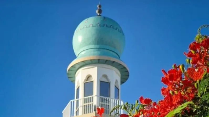 Après un mois de jeûne, la communauté musulmane de La Réunion s’apprête à fêter l’Eid, qui marque la fin du Ramadan. Réunion  la 1ère  s’associe à cette grande fête et propose une programmation spéciale en direct tv  en fonction de l’apparition de la lune le vendredi  20 ou le samedi 21  2026 de 6h25 à 7h45, présentée par Loïs Mussard.