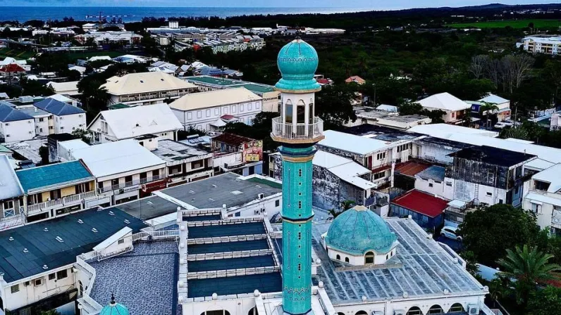 Après un mois de jeûne, la communauté musulmane de La Réunion s’apprête à fêter l’Eid, qui marque la fin du Ramadan. Réunion  la 1ère  s’associe à cette grande fête et propose une programmation spéciale en direct tv  en fonction de l’apparition de la lune le vendredi  20 ou le samedi 21  2026 de 6h25 à 7h45, présentée par Loïs Mussard.