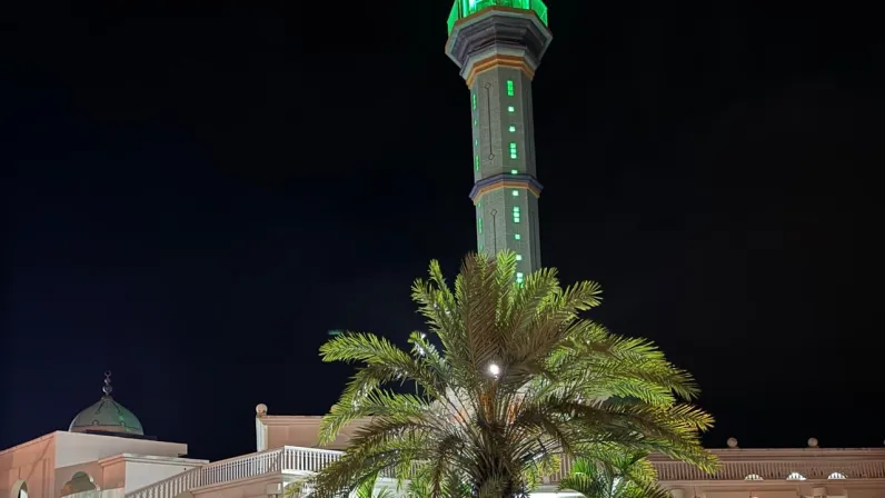 Après un mois de jeûne, la communauté musulmane de La Réunion s’apprête à fêter l’Eid, qui marque la fin du Ramadan. Réunion  la 1ère  s’associe à cette grande fête et propose une programmation spéciale en direct tv  en fonction de l’apparition de la lune le vendredi  20 ou le samedi 21  2026 de 6h25 à 7h45, présentée par Loïs Mussard.