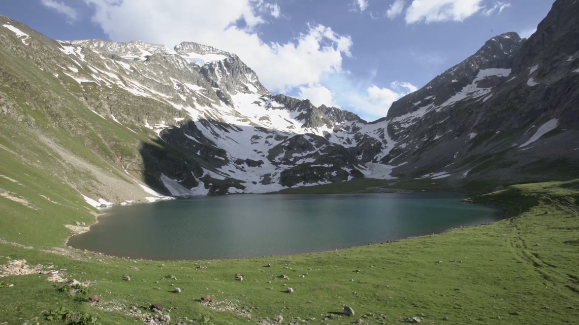 La pureté de l'eau des lacs alpins pourrait être menacée par la présence de micro-plastiques. Une hypothèse que cherchent à vérifier les frères Tourreau,  hydrobiologistes et plongeurs spécialistes des rivières et lacs alpins.
