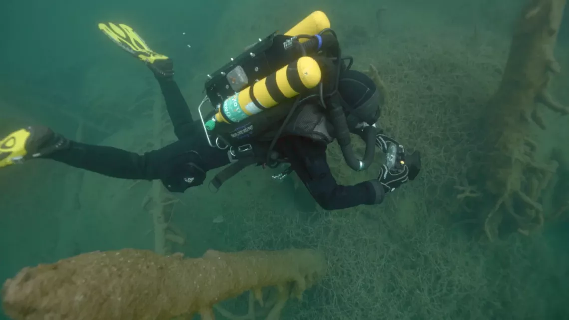 Grégory Tourreau, hydrobiologiste et plongeur spécialiste des rivières et lacs alpins, mène une expédition sous-marine pour analyser la pureté des eaux, qui pourrait être menacée par la présence de micro-plastiques