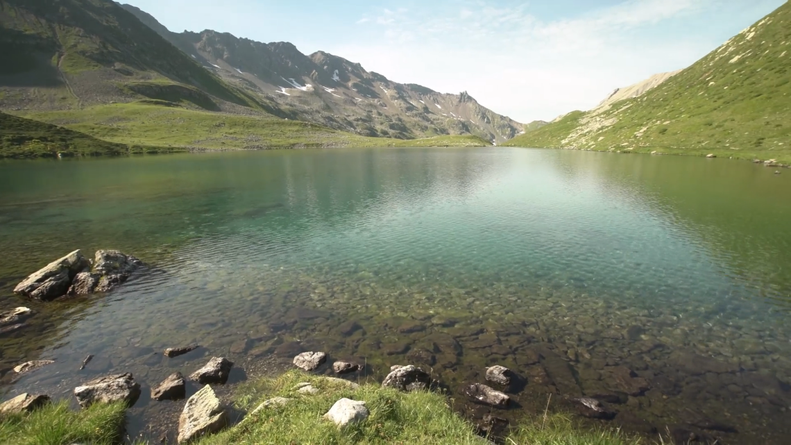 La pureté de l'eau des lacs alpins pourrait être menacée par la présence de micro-plastiques. Une hypothèse que cherchent à vérifier les frères Tourreau,  hydrobiologistes et plongeurs spécialistes des rivières et lacs alpins.