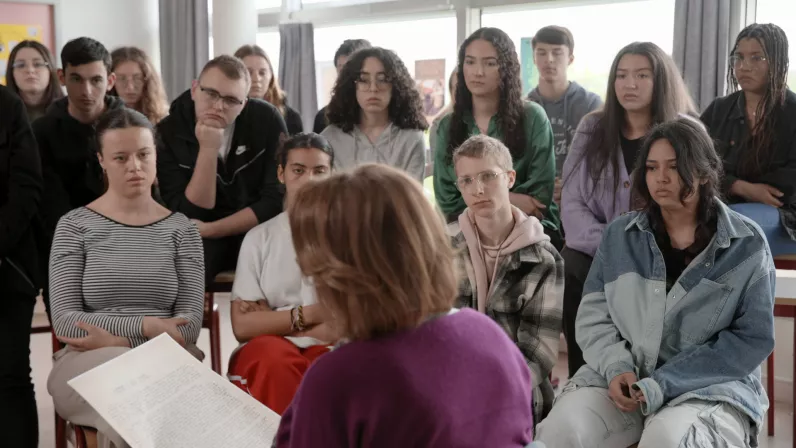 Lecture du tract par Michelle Demange en classe au lycée courbet