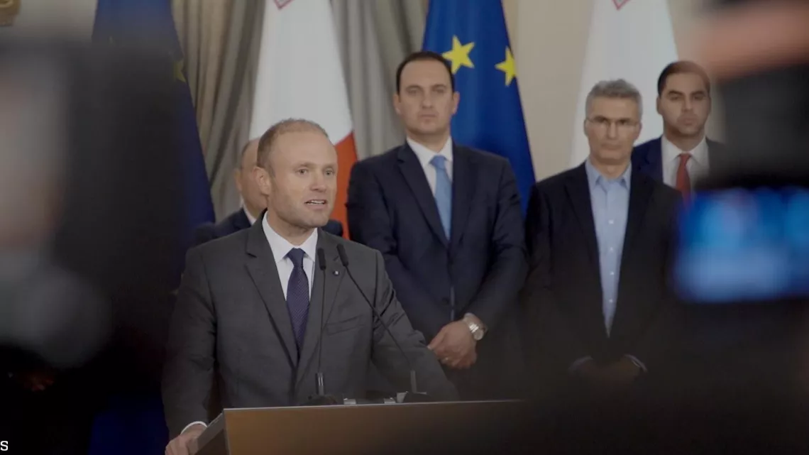 Au cœur même de l’Europe, des journalistes sont assassinés à cause de leurs enquêtes sur des organisations criminelles capables de corrompre les plus hautes sphères du pouvoir : trafics multiples, évasions fiscales, fraude aux subventions. Des pratiques illégales et scandaleuses, au cœur même de l’Europe, qui minent chaque jour un peu plus le contrat démocratique entre les citoyens et leurs représentants.