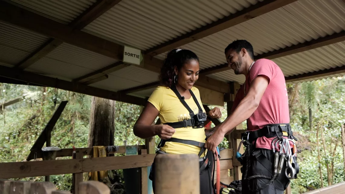 Pour ce cinquième épisode Tony embarquent  Eddy, Maïté et Valérie vers la Plaine des Cafres au cœur de magnifiques paysages authentiques où l’on pratique de différentes activités sportives : randonnées pédestres, balades équestres, VTT….. Puis ils rejoindront la Plaine-des-Palmistes qui est un havre de douceur avec de paysages grandioses avec notamment la très fréquentée cascade Biberon