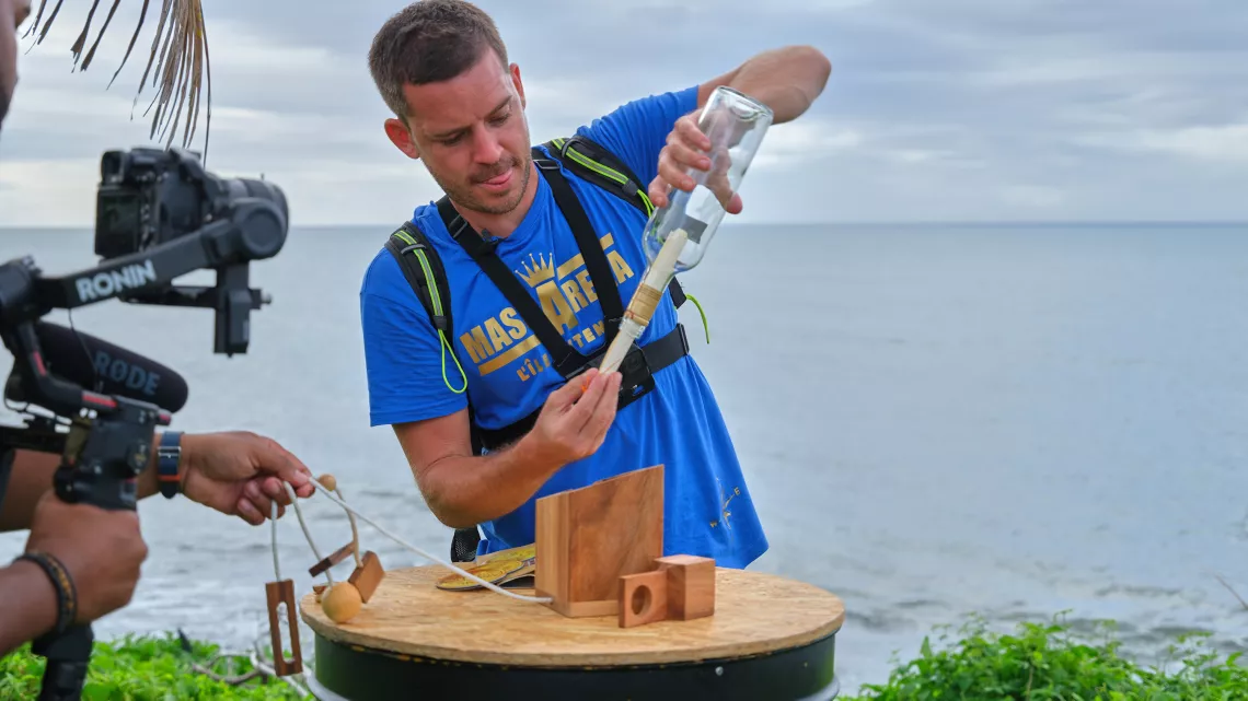 MASCARENA, L’ILE INTENSE Le 1er jeu d’aventure 100% réunionnais 3 candidats, 1 gagnant 1 objectif, venir en aide à des associations caritatives  1 décor naturel, l’Ile Intense  Chaque émission se déroulera dans une commune différente de l’île, emmenée par le Game Master, Tony Boyer