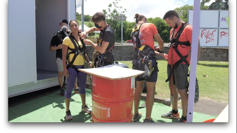 MASCARENA, L’ILE INTENSE Le 1er jeu d’aventure 100% réunionnais 3 candidats, 1 gagnant 1 objectif, venir en aide à des associations caritatives  1 décor naturel, l’Ile Intense  Chaque émission se déroulera dans une commune différente de l’île, emmenée par le Game Master, Tony Boyer