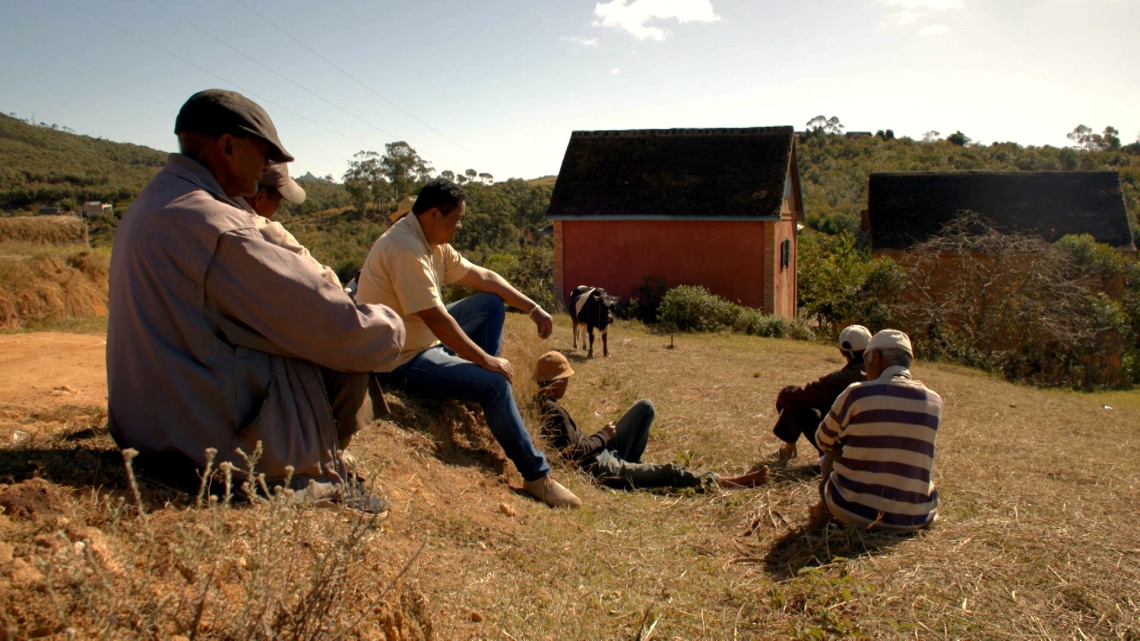 A Madagascar, au cœur de l’Océan Indien, la terre est sacrée. Pour assurer une volonté partagée de vivre ensemble, la population mesure l’importance de sécuriser ses terres par un droit de propriété. 