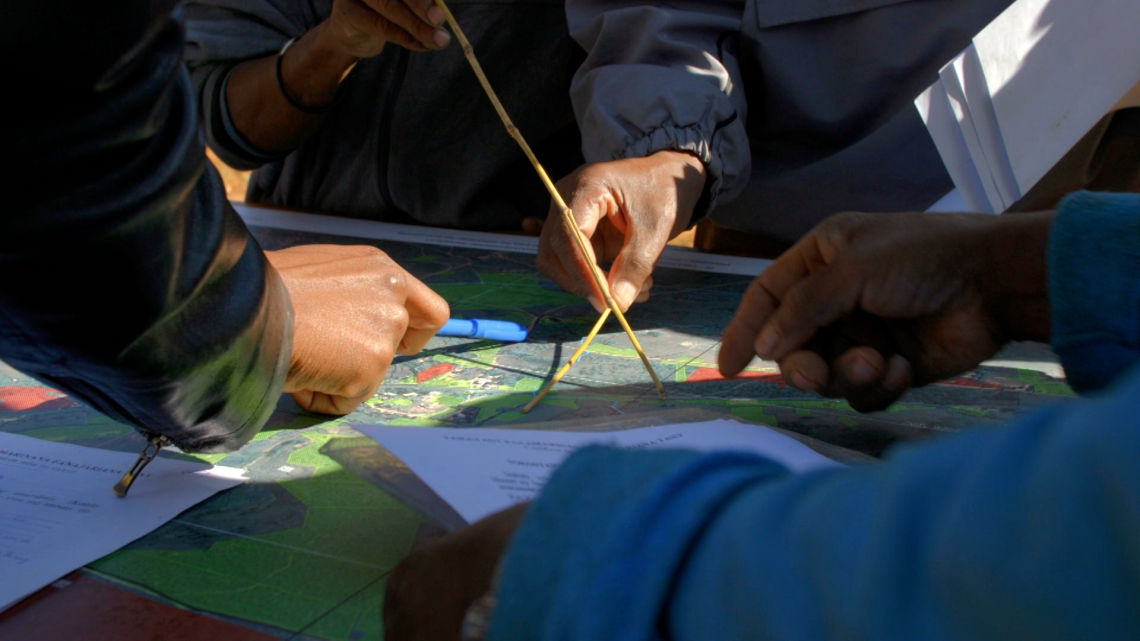 A Madagascar, au cœur de l’Océan Indien, la terre est sacrée. Pour assurer une volonté partagée de vivre ensemble, la population mesure l’importance de sécuriser ses terres par un droit de propriété. 