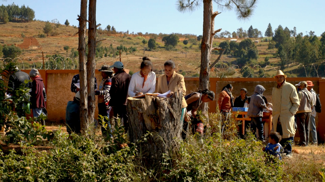 A Madagascar, au cœur de l’Océan Indien, la terre est sacrée. Pour assurer une volonté partagée de vivre ensemble, la population mesure l’importance de sécuriser ses terres par un droit de propriété. 