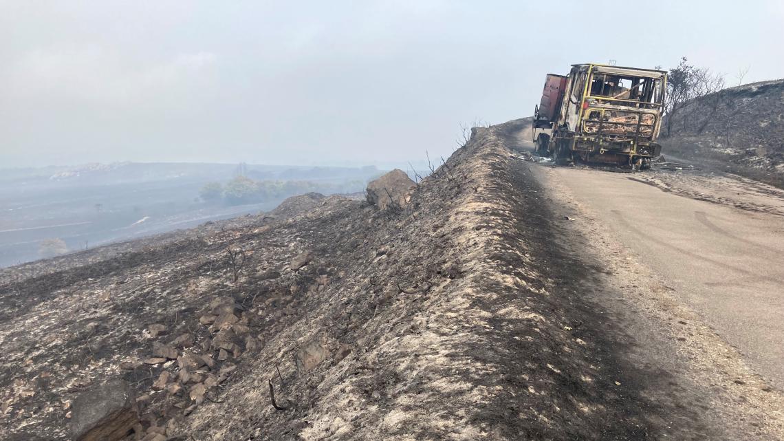 Camion brulé sur une route des Monts d'Arrée