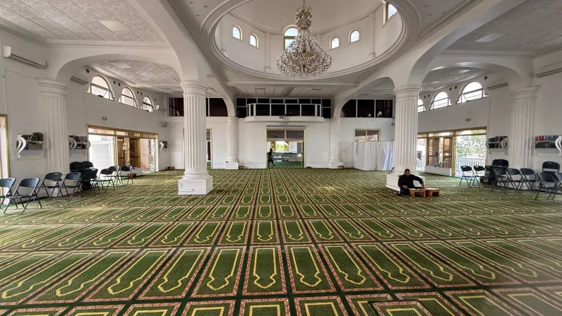 Après un mois de jeûne, la communauté musulmane de La Réunion s’apprête à fêter l’Eid, qui marque la fin du Ramadan. Réunion  la 1ère  s’associe à cette grande fête et propose une programmation spéciale en direct tv  en fonction de l’apparition de la lune le vendredi  20 ou le samedi 21  2026 de 6h25 à 7h45, présentée par Loïs Mussard.