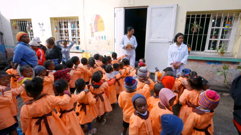 Le mercredi 3 juin en prime time, la case documentaire Archipels sur Réunion la 1ère vous propose une immersion poignante de 52 minutes au cœur de l'engagement humanitaire. Réalisé par Estelle Jomaron-Galabert (Bis répétita), « Madame Nataly » dresse le portrait sensible, inspirant et sans fard d’une femme qui a choisi de faire de la résilience son combat quotidien entre La Réunion et Madagascar