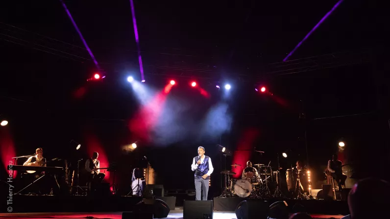  « Décidément, cette année, n’est pas la bonne année pour l’alignement des planètes, c’est un l’année la « chiace », comme dirait le nouveau personnage gardien cabri incarné par Thierry Jardinot , qui fera dans ce spectacle  un parallèle , entre la situation précaire qu’ ont vécu , les  Gramoun en 1940 et ce que vit « nout’ société péi » en 2022, avec cette guerre en Ukraine et ses effets collatéraux !