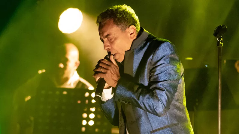 « Décidément, cette année, n’est pas la bonne année pour l’alignement des planètes, c’est un l’année la « chiace », comme dirait le nouveau personnage gardien cabri incarné par Thierry Jardinot , qui fera dans ce spectacle  un parallèle , entre la situation précaire qu’ ont vécu , les  Gramoun en 1940 et ce que vit « nout’ société péi » en 2022, avec cette guerre en Ukraine et ses effets collatéraux !