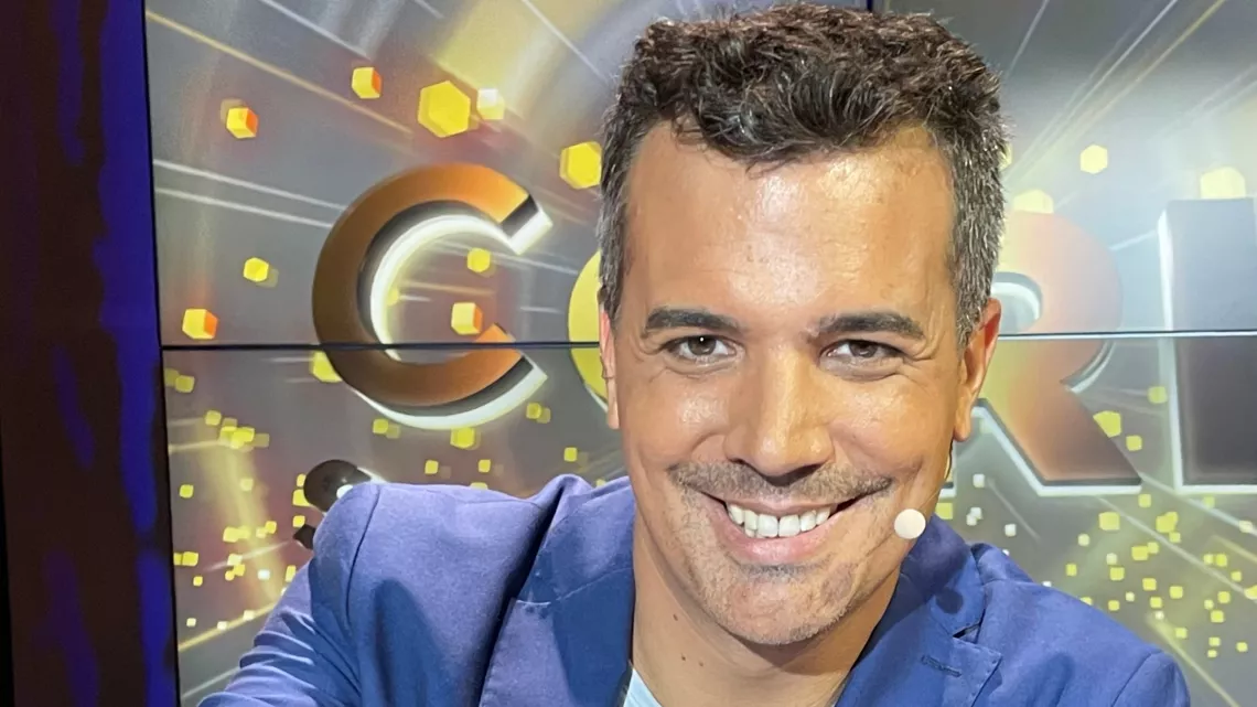 CARI SOU D’ RI  6 personnages, 6 univers, 1 Cocktail explosif !  Episode 3  Le 17 Mars, c’est le retour de Cari sou d’ri, l’émission pour tout se dire dans l'esprit du kassaz' lé kui ! De la bonne humeur pour rire sur des thèmes dans l’air du temps et avec la complicité d'un public interactif, c’est Cari sou d'ri, votre rendez-vous mensuel … Alors, tous ensemble sur Réunion la 1ère !