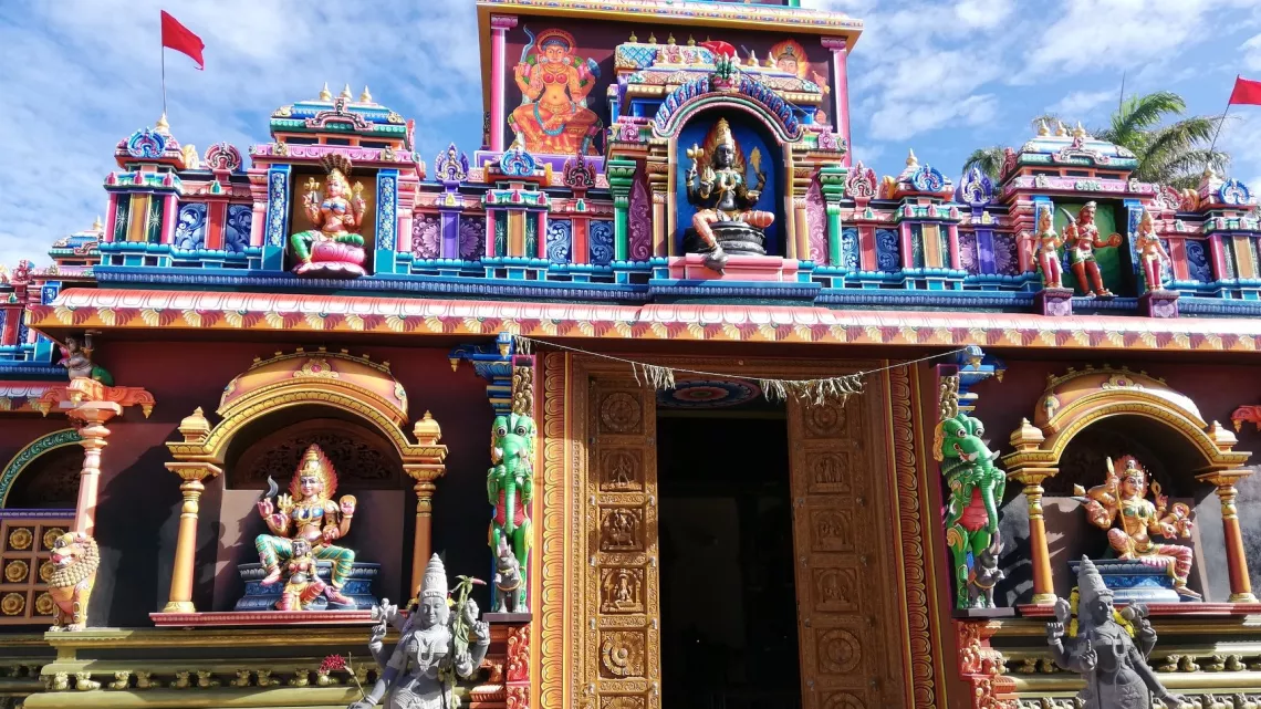 Le 12 avril, dans les conditions du direct, Réunion la 1ère a posé ses caméras pour vous faire vivre la cérémonie religieuse donnée à l’occasion cette nouvelle année 5123 au temple Tamoul Shri Maha Badra Karli à la Ravine Blanche à Saint-Pierre qui est l'un des plus beaux de l'île. Construit en 1972 et restauré en 1988, cet édifice est dédié à la déesse Karli.