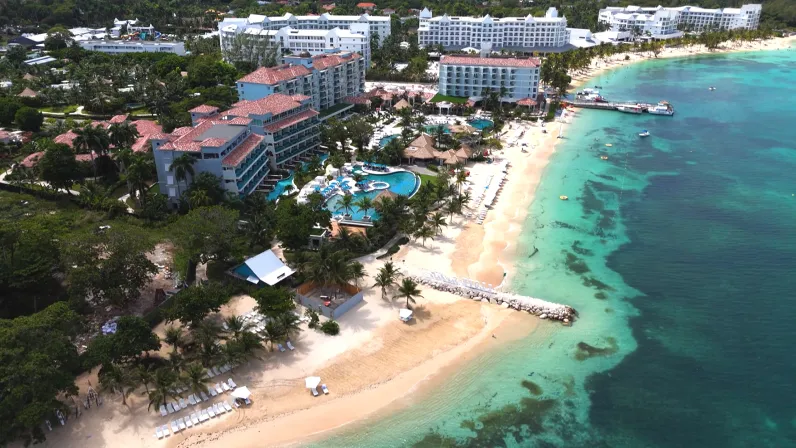 Caraïbes, le mensuel : Jamaïque, le combat pour l'accès aux plages