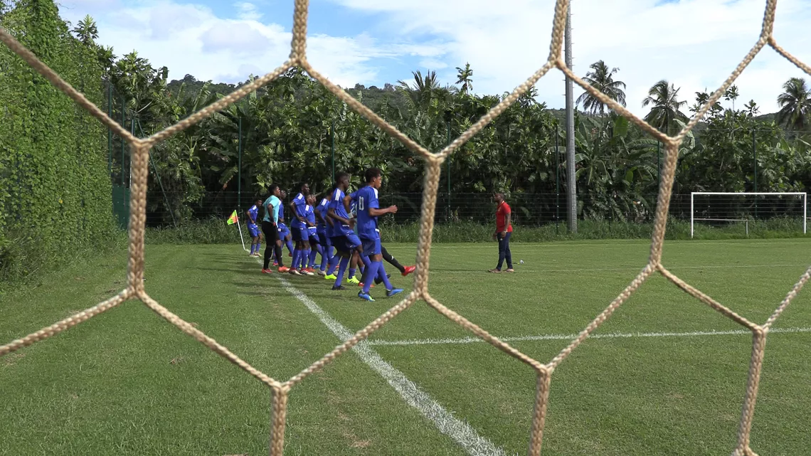 L’idée de ce documentaire est de mettre en valeur la belle action sociale et sportive organisée par la Ligue Mahoraise de Football : « La coupe des communes U18 Garçon », une action qui a pour objectif de réduire les conflits inter-villages et de créer des amitiés.