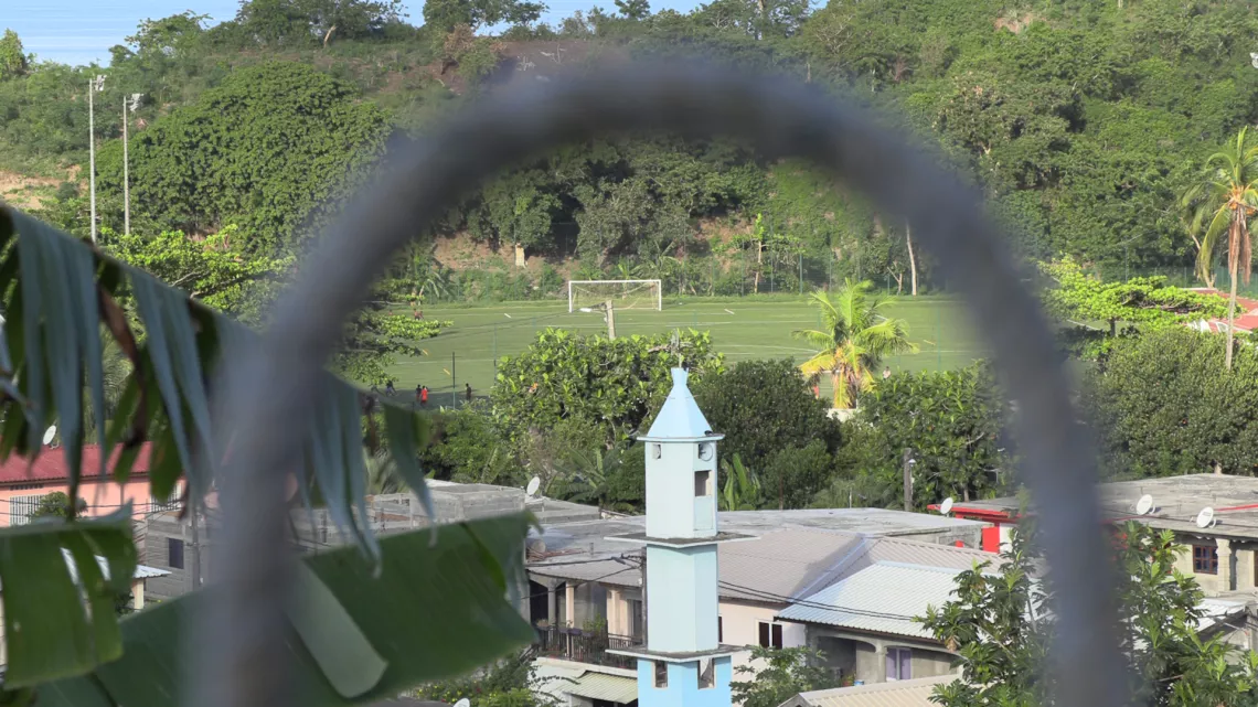 L’idée de ce documentaire est de mettre en valeur la belle action sociale et sportive organisée par la Ligue Mahoraise de Football : « La coupe des communes U18 Garçon », une action qui a pour objectif de réduire les conflits inter-villages et de créer des amitiés.