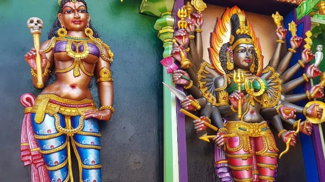 Le 12 avril, dans les conditions du direct, Réunion la 1ère a posé ses caméras pour vous faire vivre la cérémonie religieuse donnée à l’occasion cette nouvelle année 5123 au temple Tamoul Shri Maha Badra Karli à la Ravine Blanche à Saint-Pierre qui est l'un des plus beaux de l'île. Construit en 1972 et restauré en 1988, cet édifice est dédié à la déesse Karli.